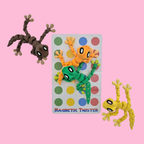 Magneten in de vorm van een gecko, in bruin en geel, die Twister spelen - Colorfox